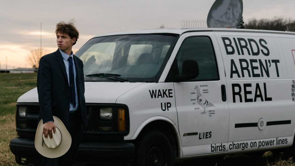 Cos'è il movimento Birds Aren't Real? | La teoria complottista protesta ...