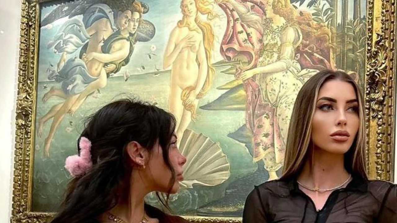 Star di Only Fans seminude agli Uffizi: chi sono Alex Mucci e Eva Menta?