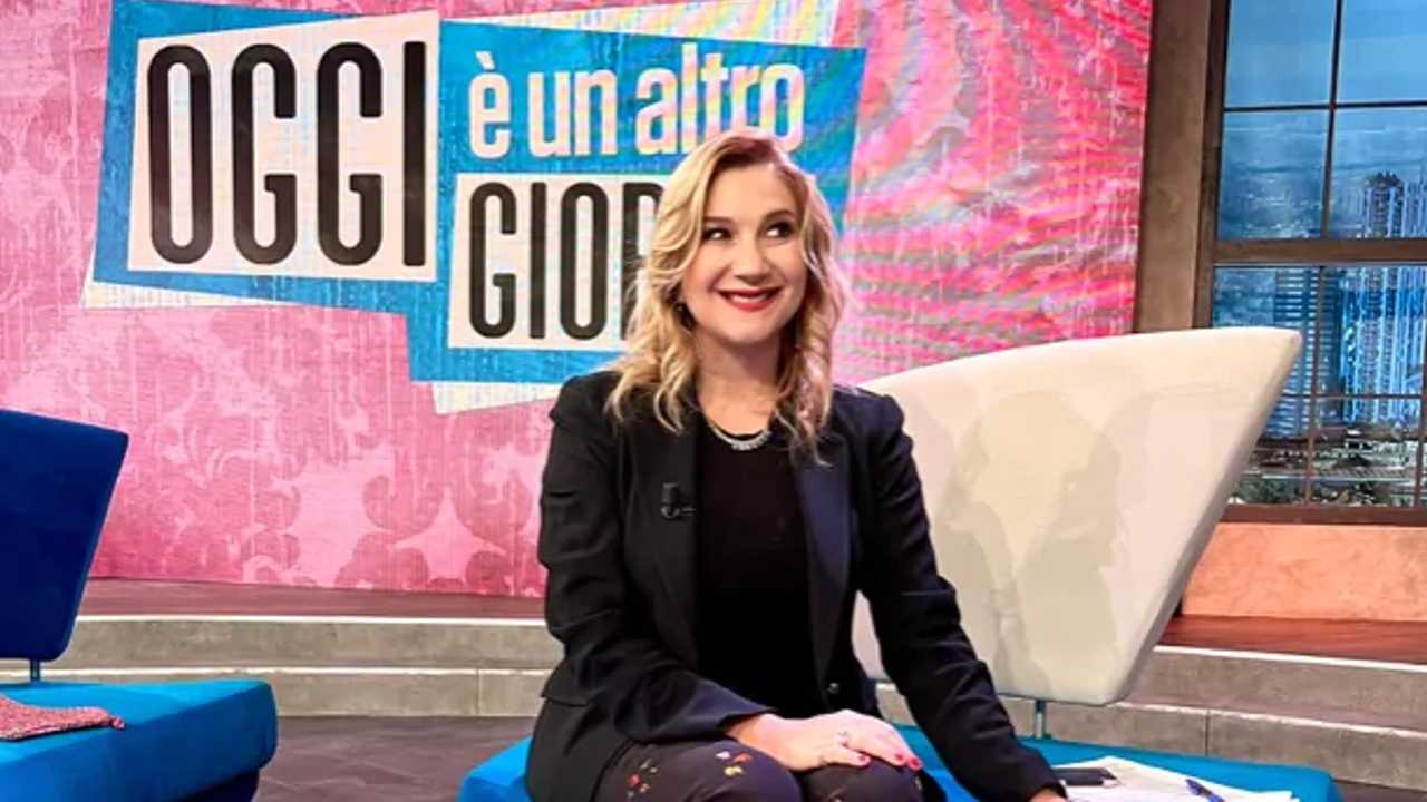 Oggi è un altro giorno, palpeggiamenti in diretta TV shock | Cosa ha fatto Memo Remigi?