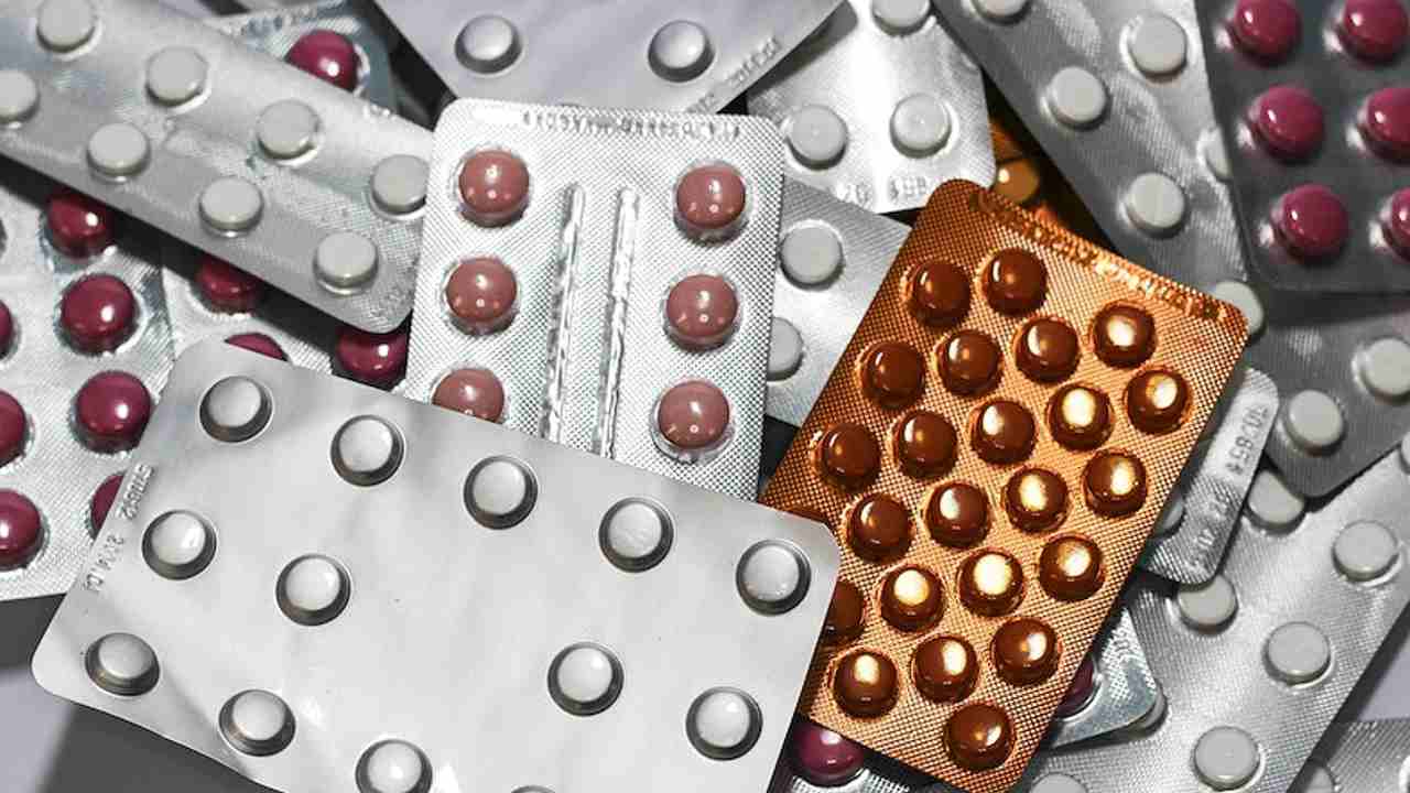 Italia al secondo posto in Europa per consumo di psicofarmaci | Li assumono anche gli adolescenti di 12 anni: è allarme
