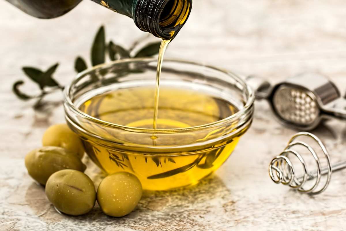 Olio d’oliva, è allarme: il clima impazzito ostacola la produzione dell’oro verde | Cosa sta succedendo?