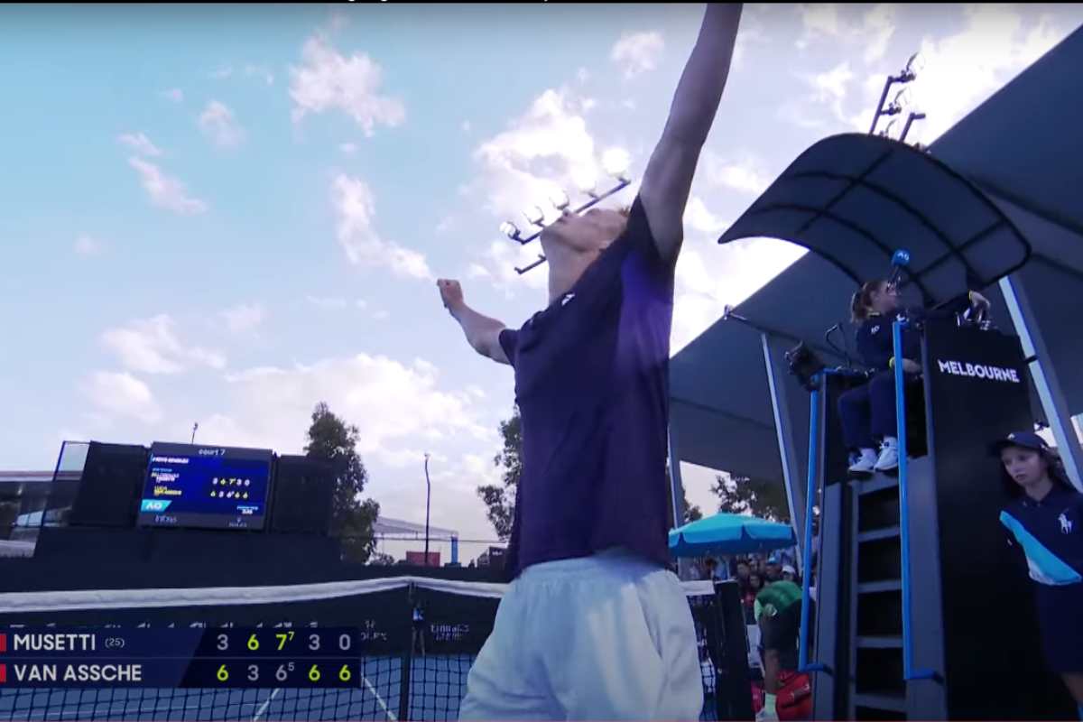 Il tennista 19enne Luca Van Assche batte Lorenzo Musetti al secondo turno degli Australian Open.