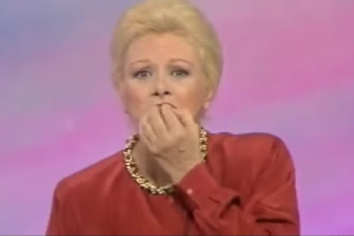 Sandra Milo in diretta tv quando riceve una telefonata che la avvisa di un grave incidente, riguardante suo figlio.