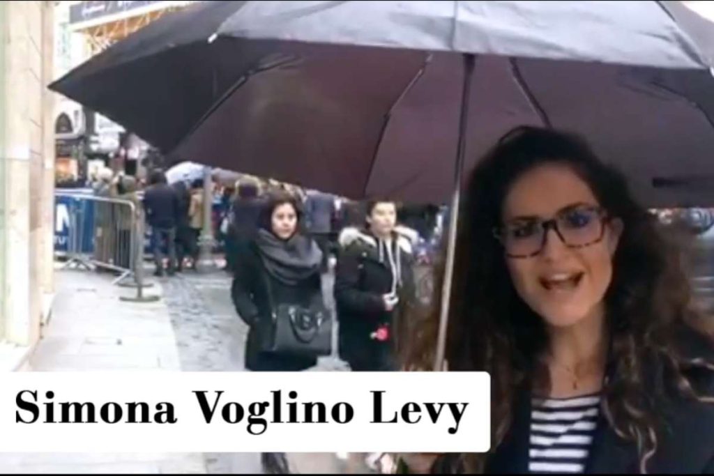 Simona Voglino Levy nei panni di giornalista.