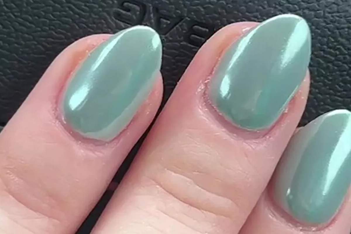 Il web si è diviso nuovamente sul colore delle unghie di questa ragazza.