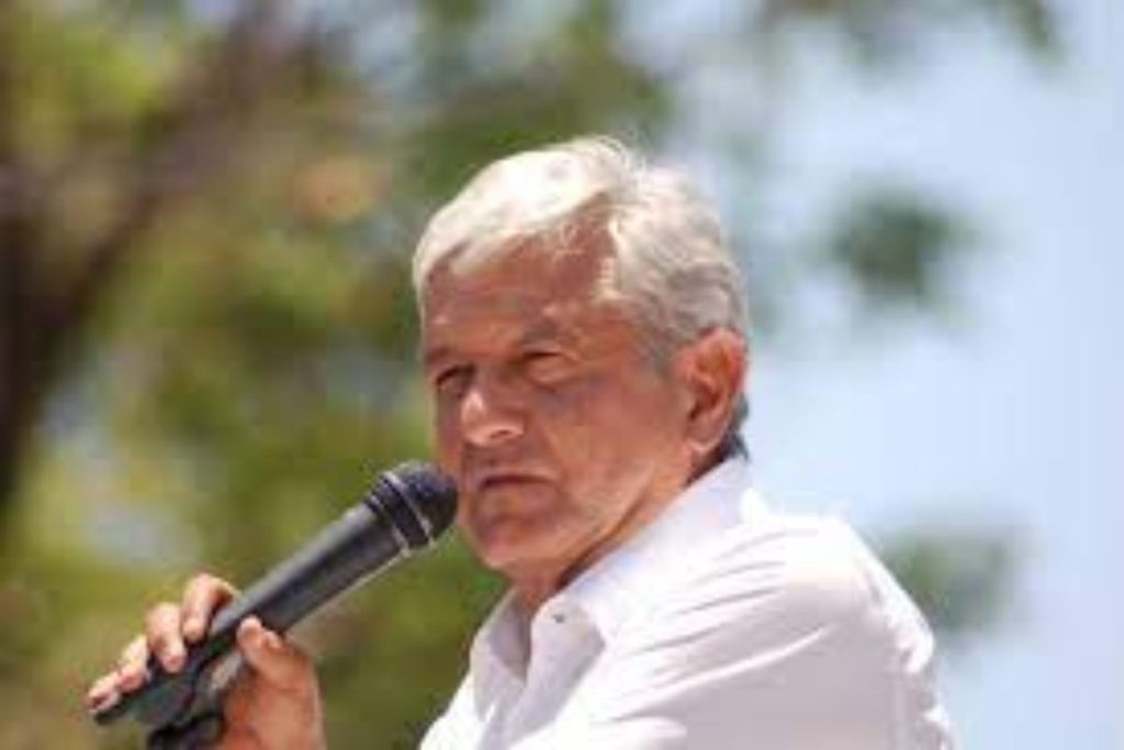 Il Presidente messicano Lopez Obrador è fotografato durante un comizio.