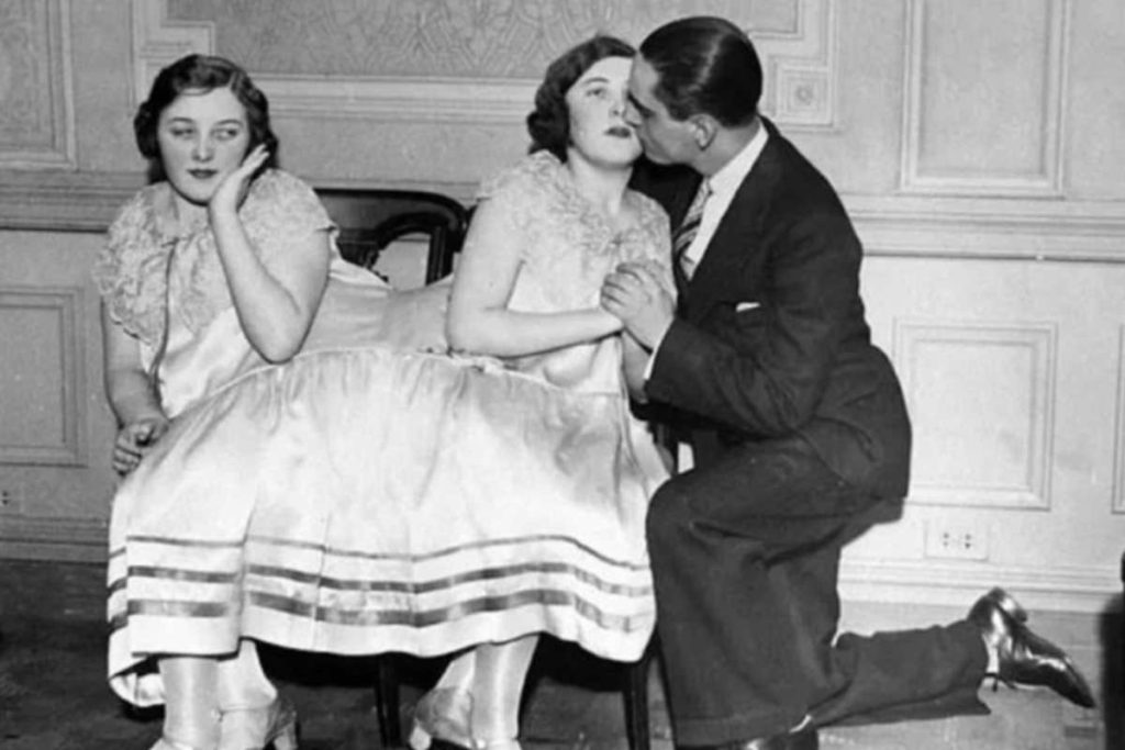 Le inseparabili gemelle Gibbs non si staccavano mai l'una dall'altra.