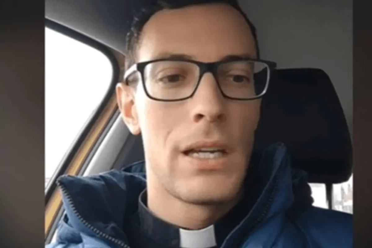 Don Ambrogio Mazzai, famoso su TikTok, è al centro delle polemiche.