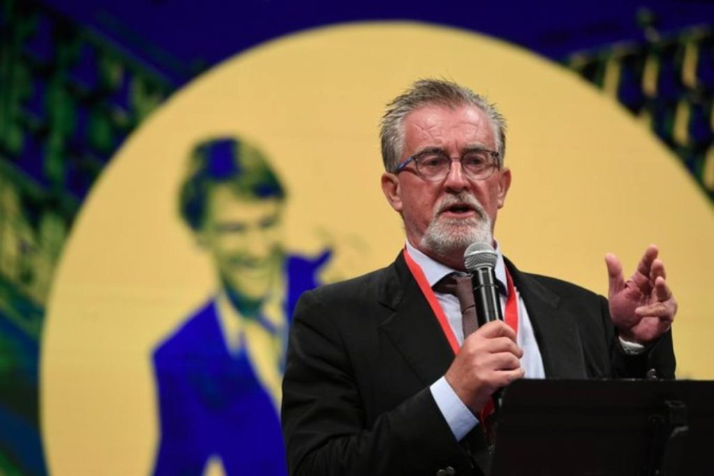 Marco Bassani accusato di sessismo per un meme.