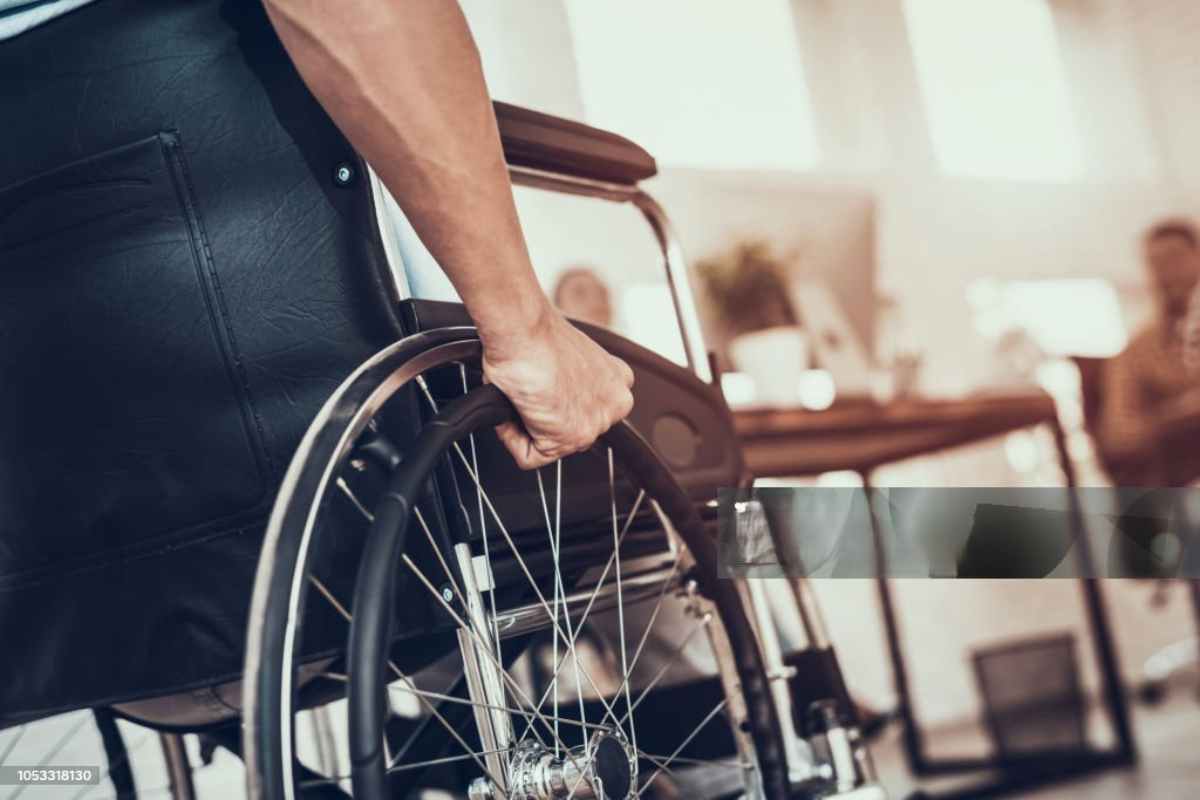 persona su sedia a rotelle