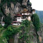 Bhutan, il Paese felice dove non puoi entrare se non paghi (e molto): così il regno protegge la sua serenità